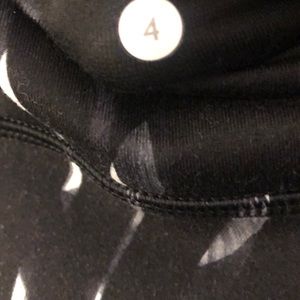 lululemon athletica Pants - Lululemon black and white legging, sz 4, 68767 lululemon athletica Pants - Lululemon black and white legging, sz 4, 68767